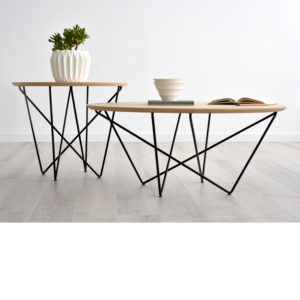 Mesa de centro o rincón de estilo nórdico de Kanem Mobiliario, con patas metal grafito y tapa de madera de roble.