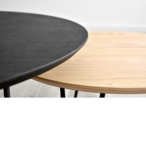 Mesa de centro o rincón de estilo nórdico y minimalista de Kanem Mobiliario, con patas metal grafito y tapa de madera de roble.