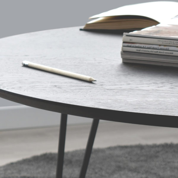 Mesa de centro o rincón de estilo nórdico y minimalista de Kanem Mobiliario, con patas metal grafito y tapa de madera de roble.
