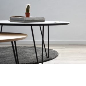 Mesa de centro o rincón de estilo nórdico y minimalista de Kanem Mobiliario, con patas metal grafito y tapa de madera de roble.