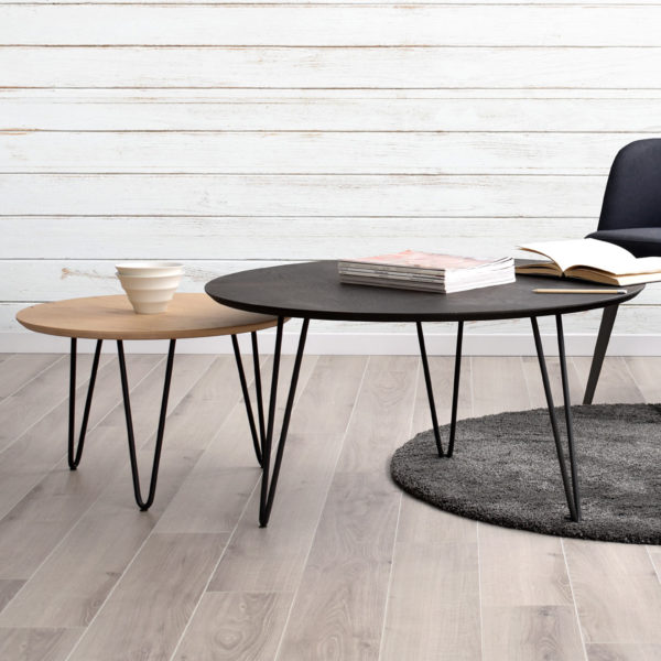 Mesa de centro o rincón de estilo nórdico y minimalista de Kanem Mobiliario, con patas metal grafito y tapa de madera de roble.